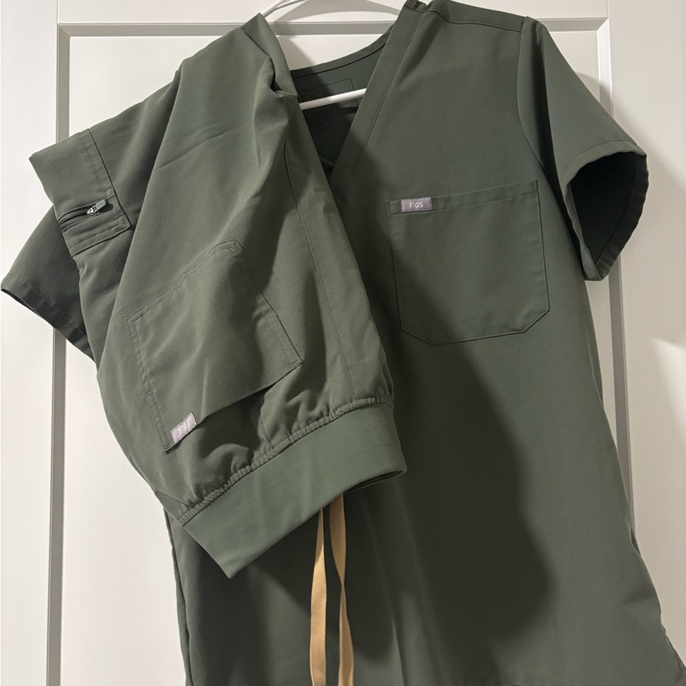 Size M Green Figs Scrub Set